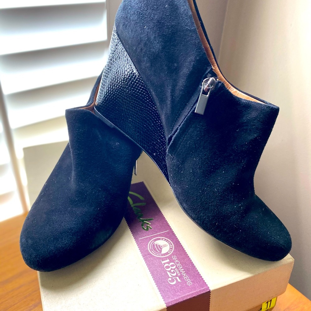 GUC Clarks black suede Woman’s sz11 zip wedgeboots